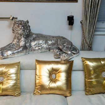 Manželé patří k milovníkům luxusu, vše se musí lesknout nebo třpytit.