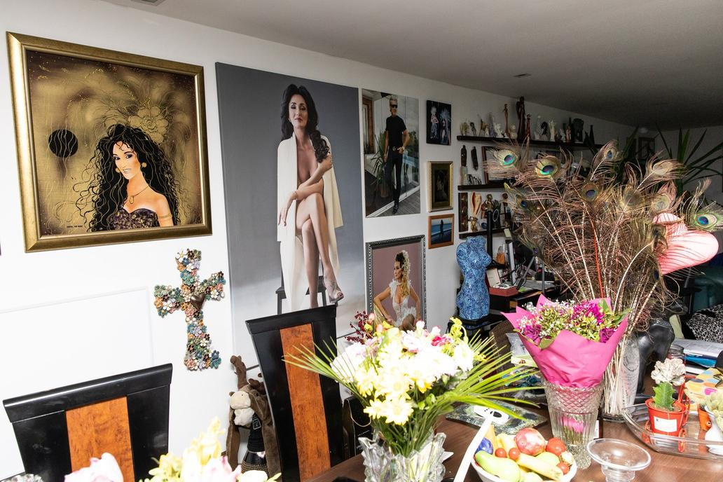 Na stěnách visí portréty paní domu, Sisy Sklovské.