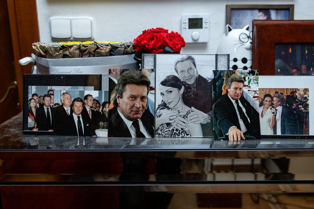 Přirozenou součástí interiéru jsou rodinné fotografie.