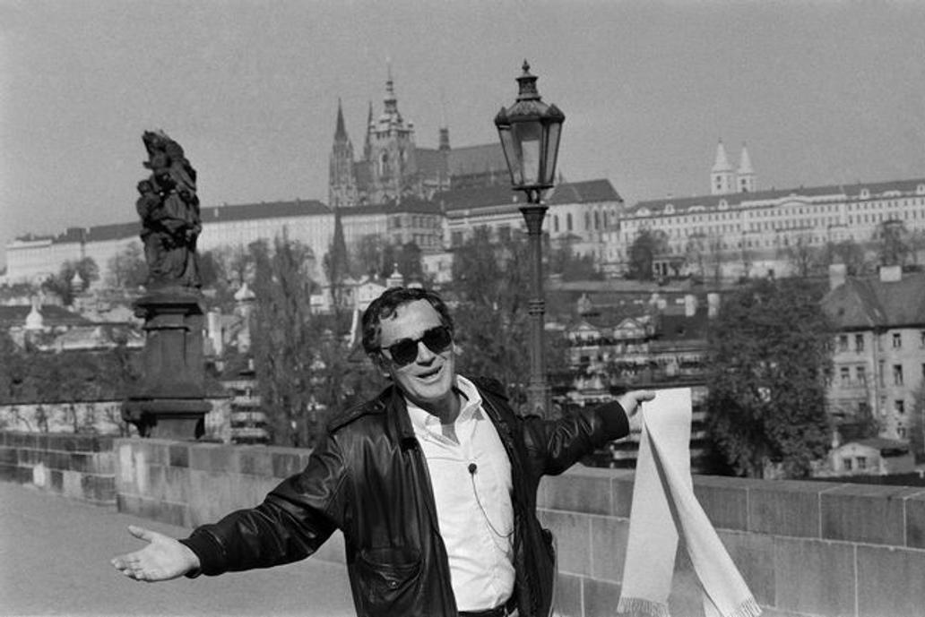 1990, Jan Tříska na Karlově mostě v Praze