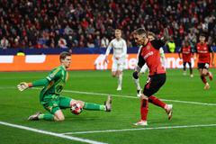 Peter Vindahl a Alex Grimaldo v zápase LM Bayer Leverkusen - Sparta Praha