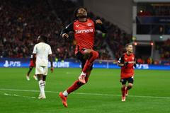 Nathan Tella slaví gól v zápase LM Bayer Leverkusen - Sparta Praha