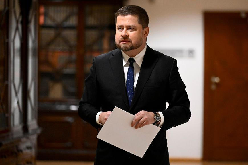 Guvernér ČNB se opřel do bank. Neposílejte peníze v noci, radí expert