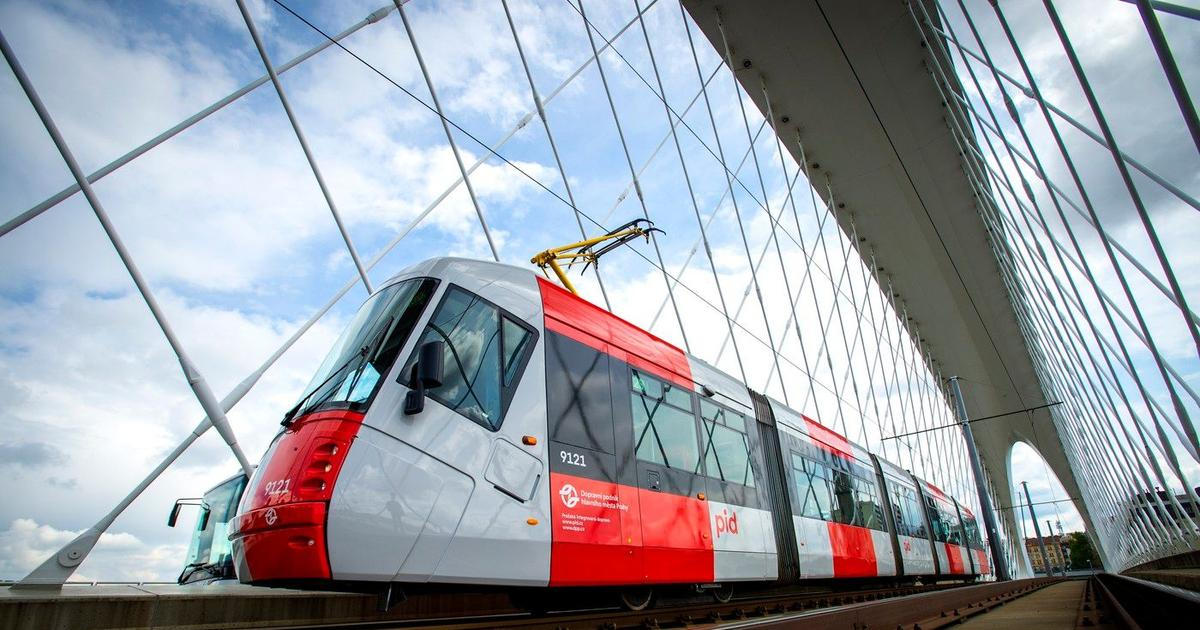 Srážka dvou tramvají v Praze na více než hodinu zastavila provoz