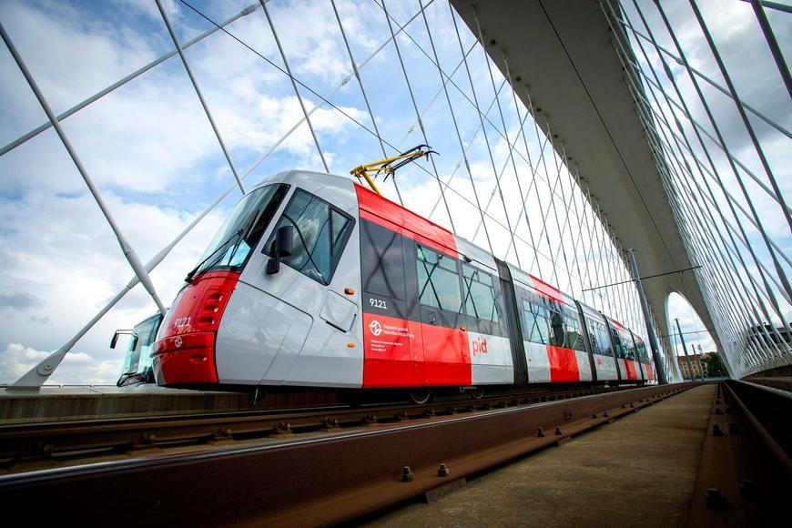 Srážka dvou tramvají v Praze na více než hodinu zastavila provoz