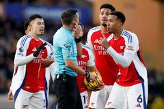 Rozhodčí Michael Oliver