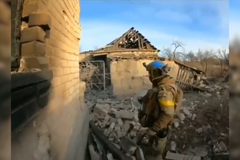 Ukrajinskému vojákovi helma zachránila život