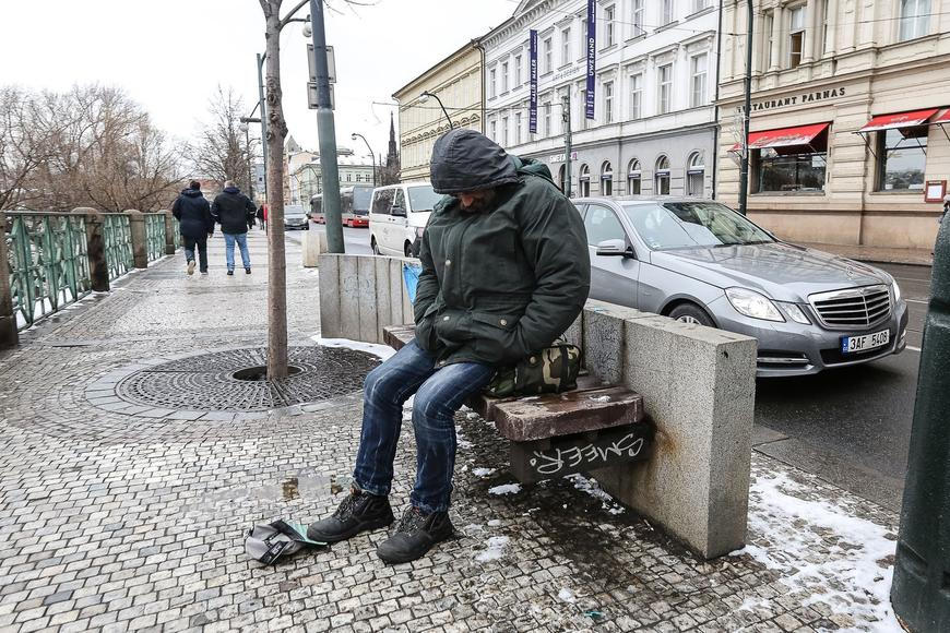 Mráz si mezi českými bezdomovci vybral další oběť, hlásí záchranáři