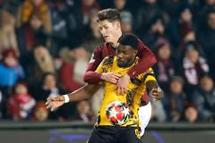 Martin Vitík a Marcus Thuram v zápase LM Sparta Praha - Inter Milán