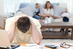 Rodinný rozpočet, finance, účty, počítání - ilustrační foto