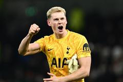 Antonín Kinský se raduje po výhře Tottenhamu nad Liverpoolem v Ligovém poháru