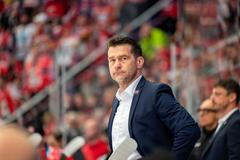 Pardubický trenér Marek Zadina při čtvrtém finále extraligy v Třinci