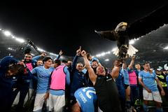 Sokolník Juan Bernabe slaví s hráči Lazia