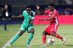 Erick Ouma (v červeném) v keňském dresu