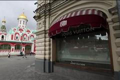 “Čisté pokrytectví.” Sankce nefungují, Rusové dál nakupují luxusní zboží ze Západu