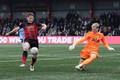 Antonín Kinský v dresu Tottenhamu v zápase FA Cupu na hřišti Tamworthu