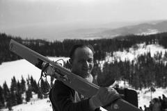 Skokan Miloslav Bělonožník na Štrbském plesu v roce 1955