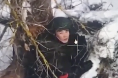 Záběry ukazují, jak severokorejští vojáci vyhánějí na mráz z domu starší Rusy