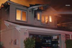 Požár hnaný větrnou bouří ohrožuje v Los Angeles tisíce domů včetně bohaté čtvrti Pacific Palisades