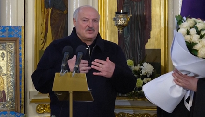 Lukašenko na vánoční bohoslužbě řekl, že běloruská „diktatura“ je lepší než ukrajinská „demokracie“