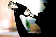 Ilustrační snímek / Alkohol / Pití / Muž / Láhev / Tvrdý alkohol / Vodka / Pálenka / Alkoholismus / Zdraví