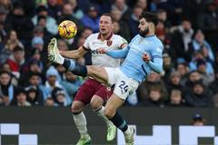 Vladimír Coufal a Joško Gvardiol v zápase Manchesteru City proti West Hamu