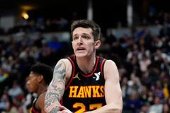 Vít Krejčí z Atlanty při utkání NBA v Denveru