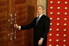 George W. Bush vs. dveře