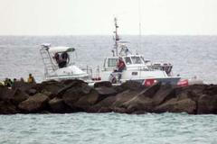 Člun pobřežní hlídky USA pátrající po troskách letadla