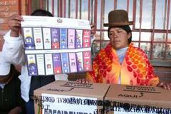 Člen volební komise v Bolívii ukazuje hlasovací lístek