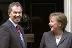 Tony Blair vítá v Downing Street Angelu Merkelovou