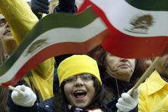 Demontranti protestující ve Vídni proti íránskému jadernému programu