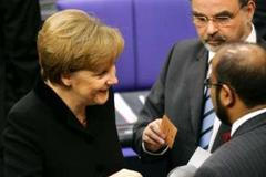 Angela Merkelová odevzdává hlas sama sobě při volbě nové německé kancléřky