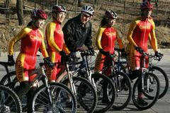 George Bush s čínským cyklisty na horském kole