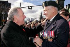 Kanadský premiér Paul Martin zdraví válečného veterána