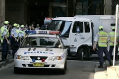 Policejní vůz převážející osoby podezřelé teroristy