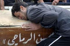 Iráčan truchlí před bagdádskou nemocnicí nad smrtí příbuzného