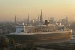 Queen Mary 2 pluje na servisní údržbu do doku