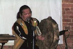 Tuvánský hrdelní zpěvák Gendos