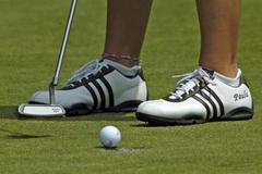 Míček na hraně jamky