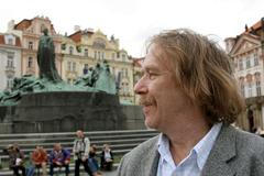 Jaromír Nohavica před památníkem Jana Husa na Staroměstském náměstí v Praze