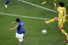 Itálie - Ukrajina: Zambrotta dává gól