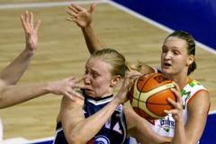 Kulichová brání soupeřku ve finále Euroligy