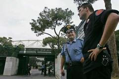 Před římským Olympijským stadionem platí přísná bezpečnostní opatření.