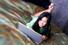 Dívka s počítačem