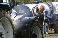 Zdeněk Zich umývá traktor