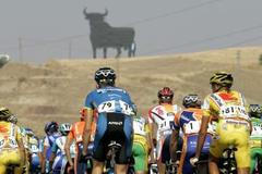 Peloton pod dohledem býka