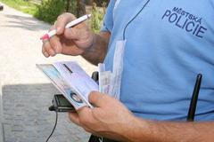 Městští strážníci s diktafony