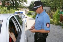 Městští strážníci s diktafony