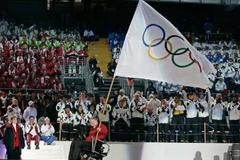 Starosta Vancouveru s olympijskou vlajkou